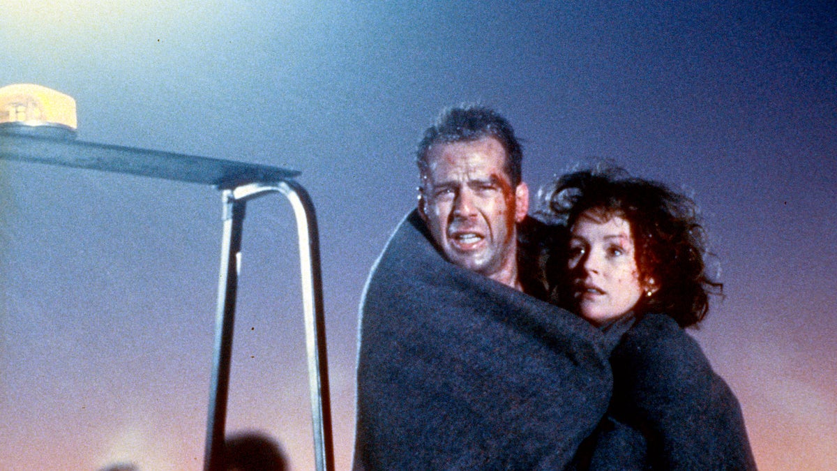 bruce willis and bonnie bedelia wrapped in a blanket at the end of die hard 2