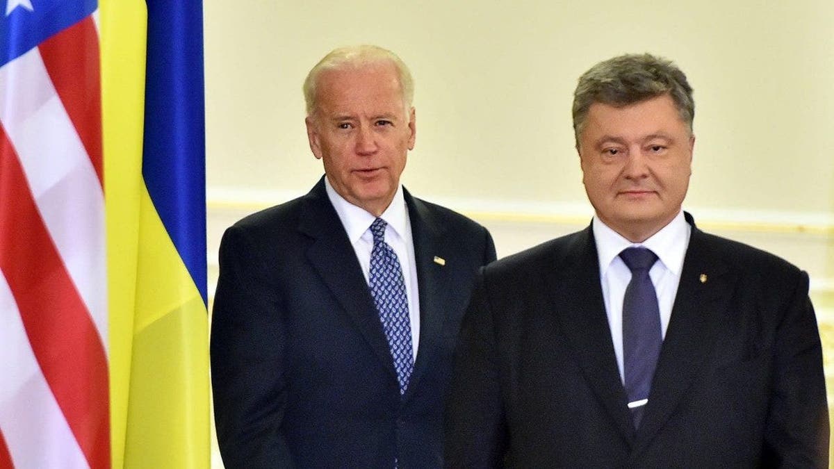 Petro Poroshenko (R) and Joe Biden