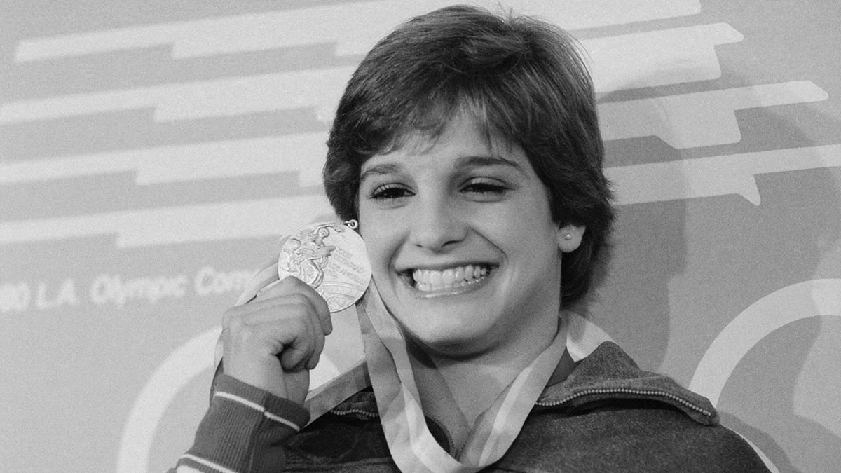 Mary Lou Retton com sua medalha de ouro