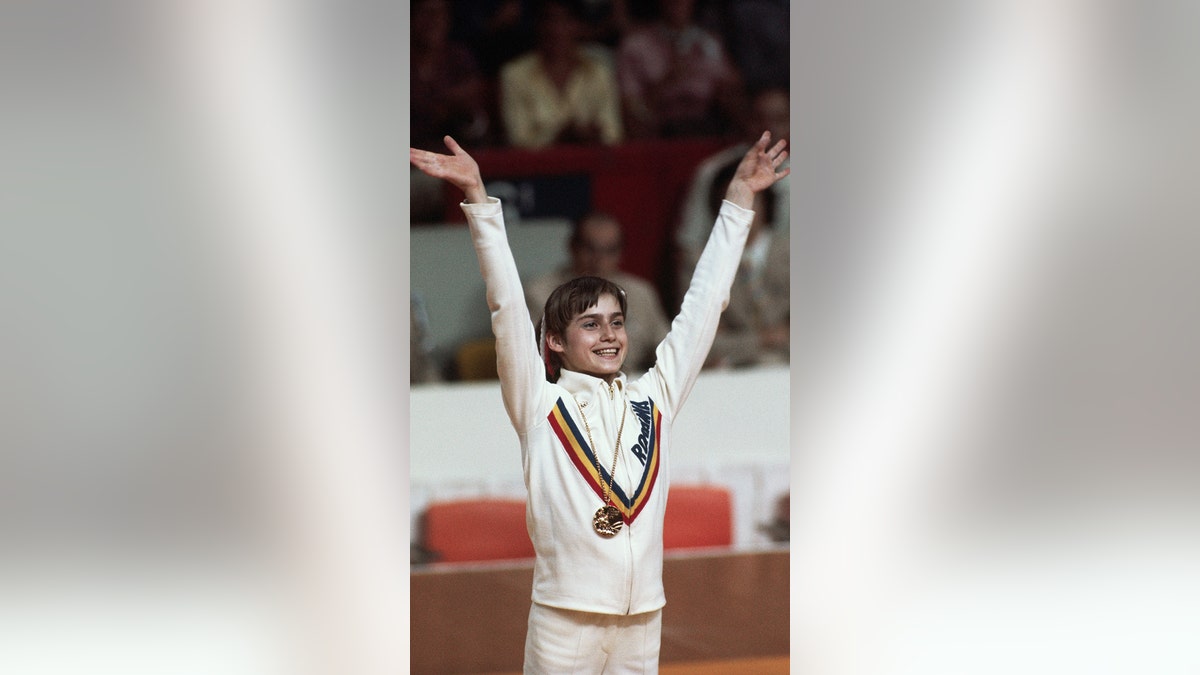 Nadia Comaneci sonriendo con una medalla