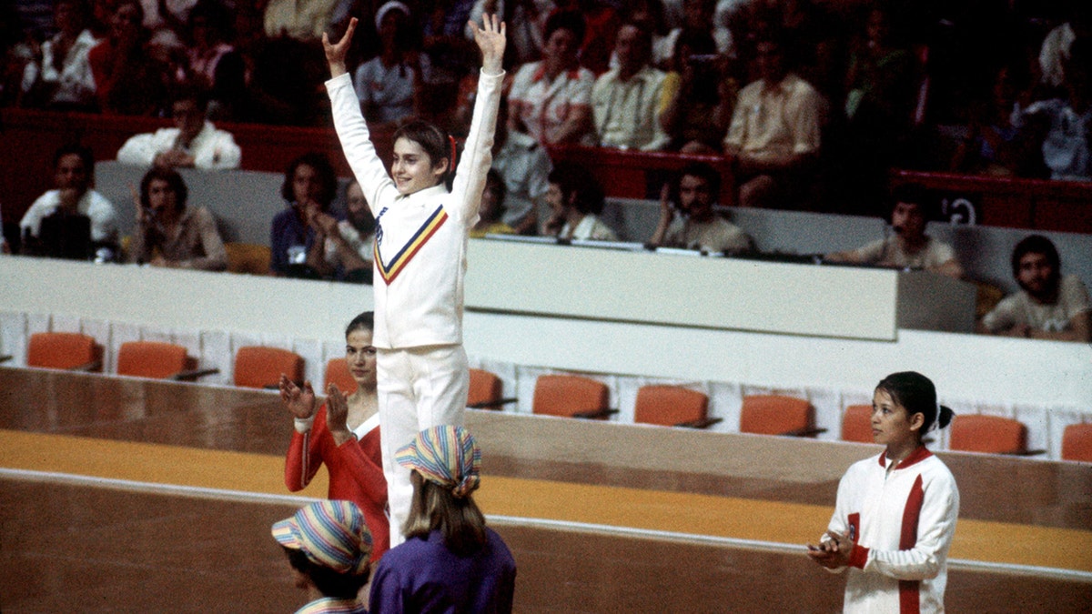 Nadia Comaneci y Nellie Kim en el podio