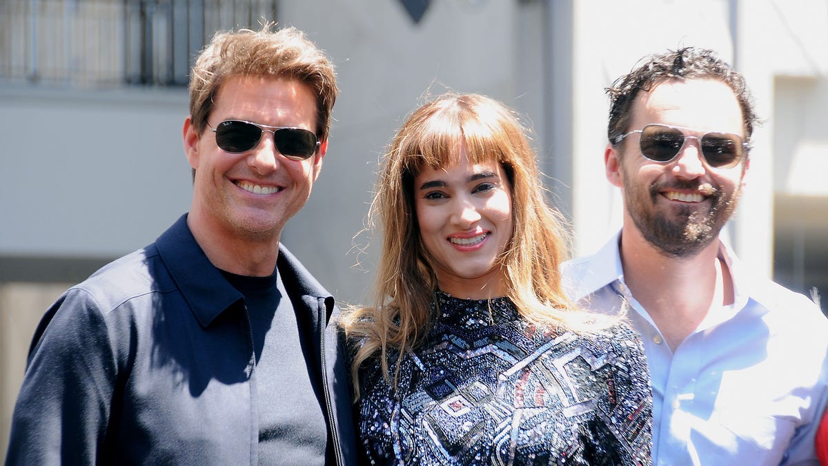 Tom Cruise posing with Sofia Boutella and Jake Johnson