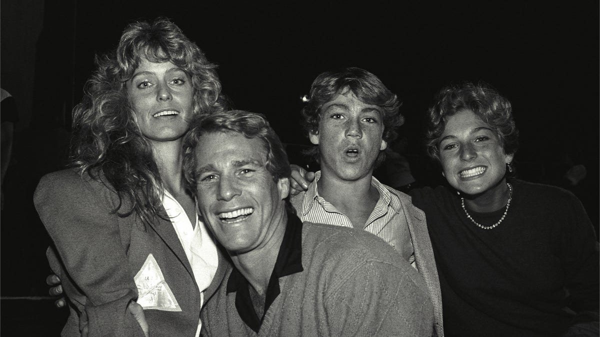  Farrah Fawcett, Ryan O'Neil, Griffin O"Neal and Tatum O'Neal 