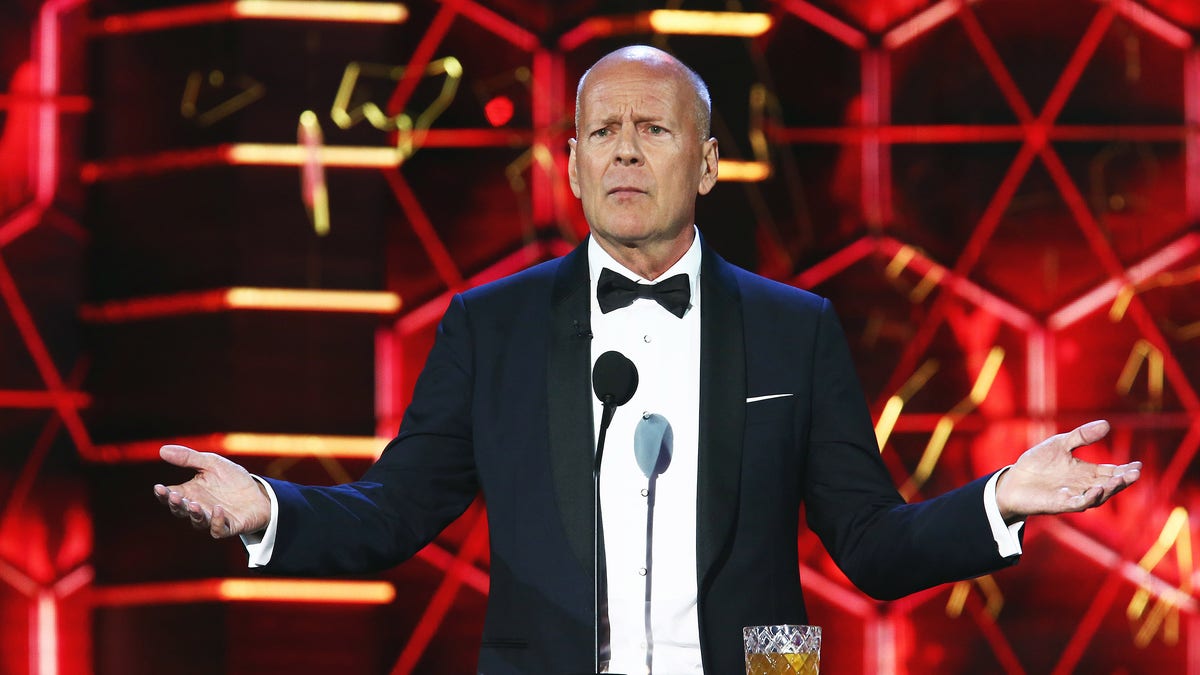 bruce willis speaking from podium during comedy central roast closing monologue