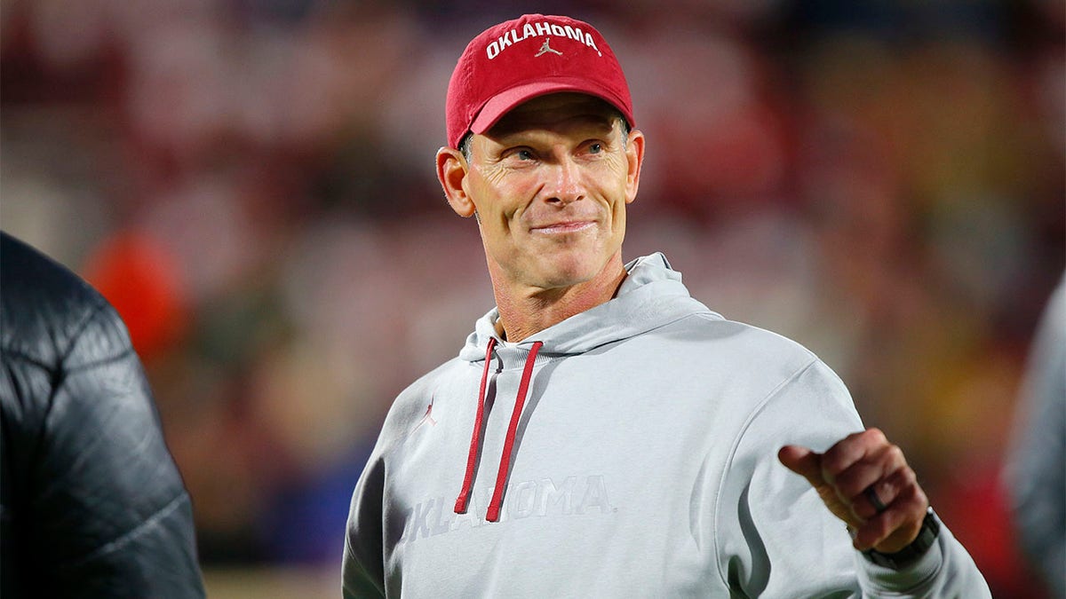 Sooners' Brent Venables Says 'unlike' Deion Sanders, He Gave Players ...