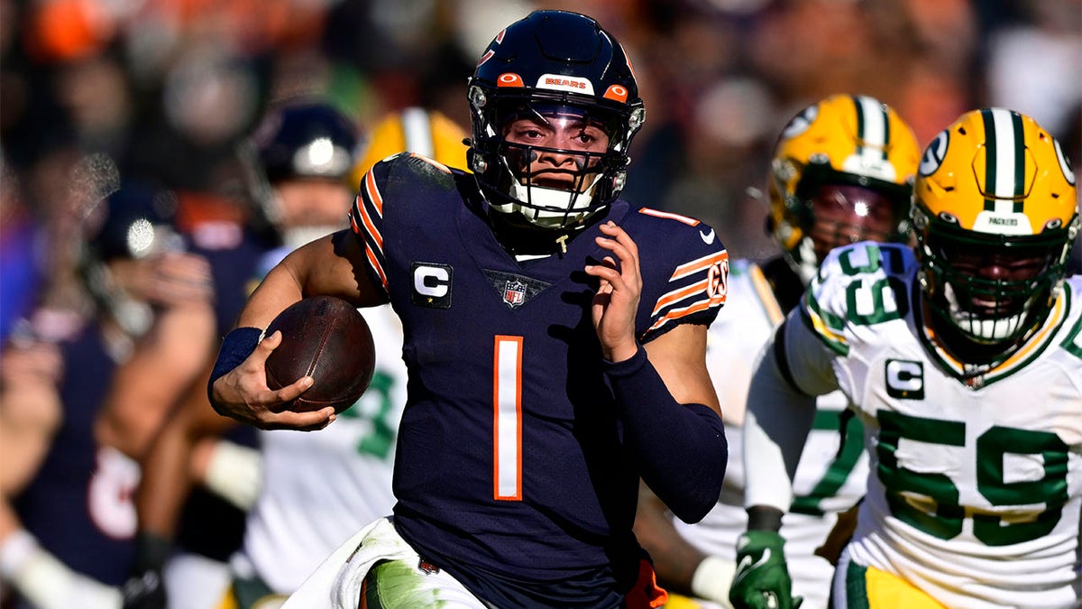 Justin Fields rushes for a TD against the Packers