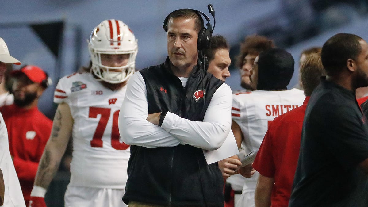 Luke Fickell observa durante el partido de la bowl de Wisconsin