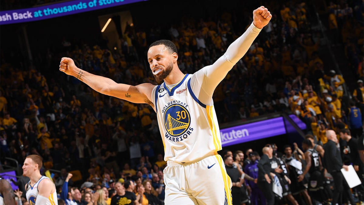 Stephen Curry celebrates