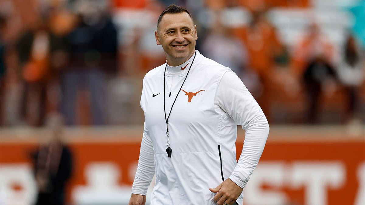 Steve Sarkisian his Texas team warm up