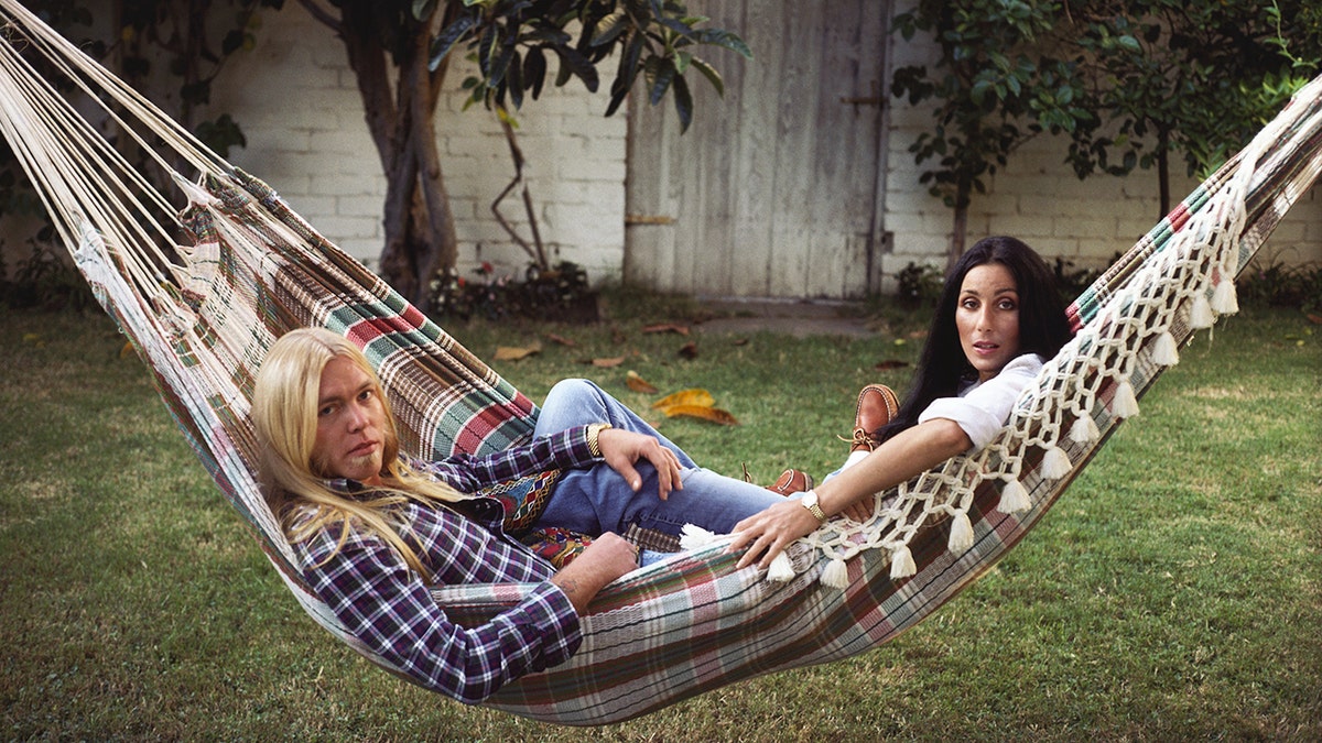 Gregg Allman dan Cher di tempat tidur gantung di Los Angeles, sekitar tahun 1977
