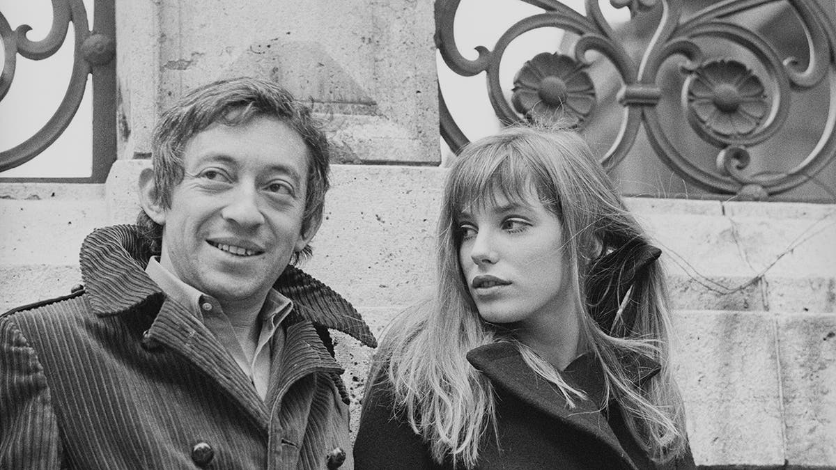 A black and white photo of Jane Birkin and Serge Gainsbourg