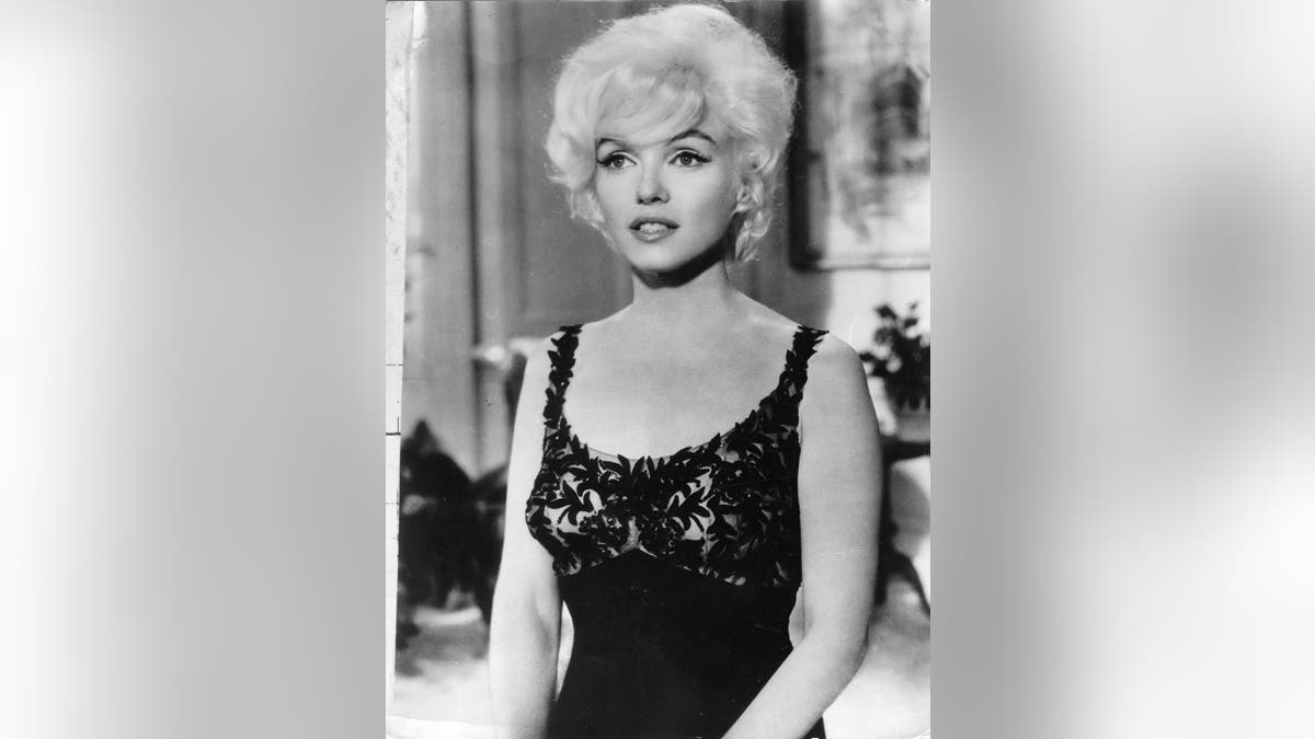 Marilyn Monro wearing a black lace dress