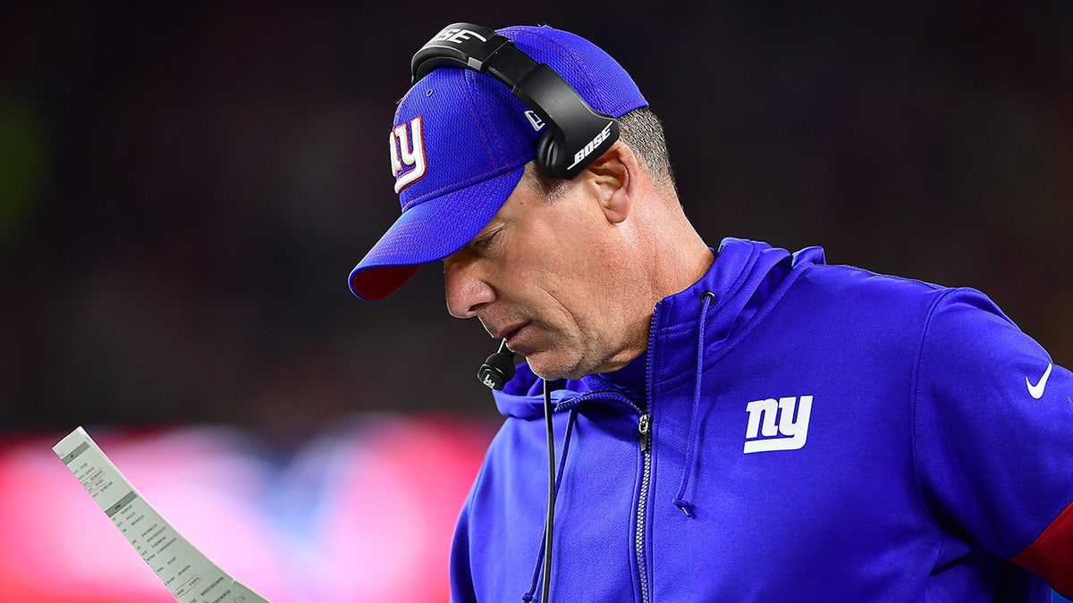 Pat Shurmur looks at the play sheet during a Giants game