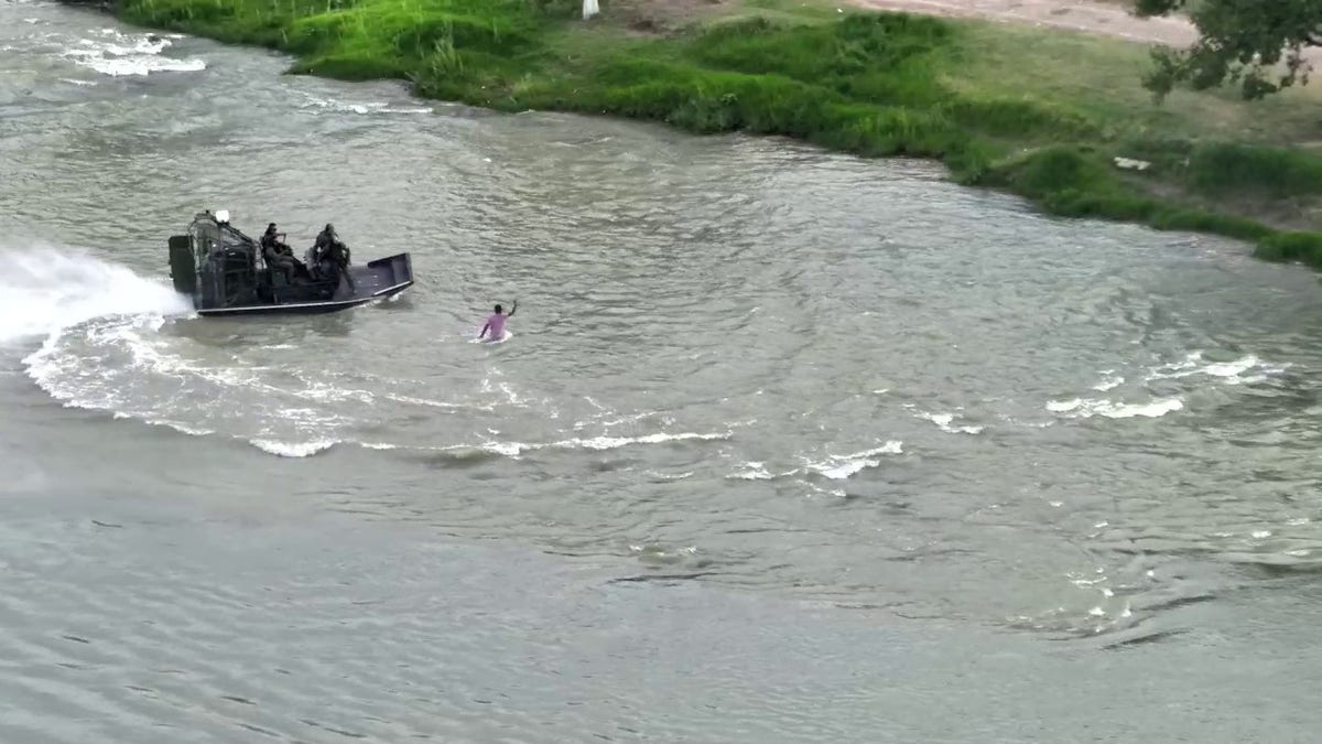police boat closing in on suspect in Rio Grande