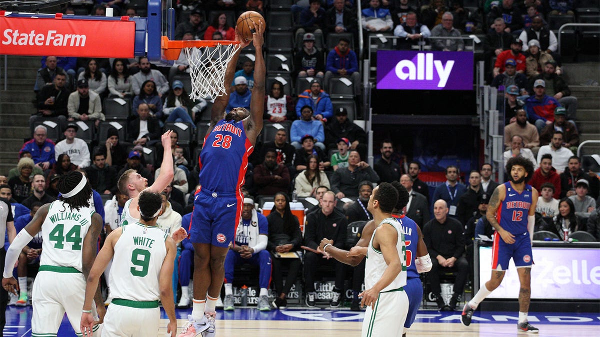 Isaiah Stewart dunks ball