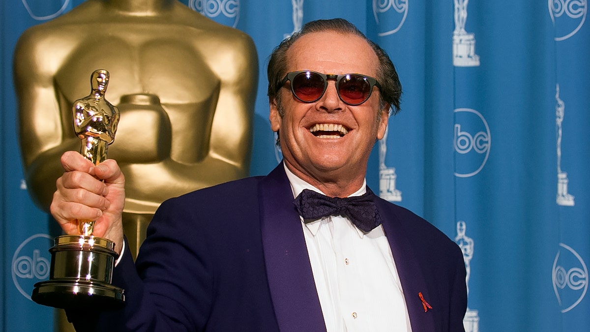 Jack Nicholson holding Oscar in 1998