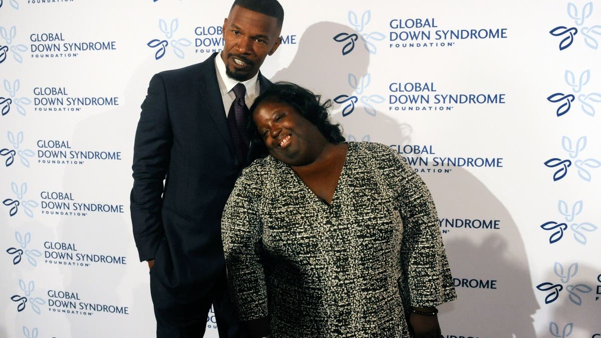 Jamie Foxx with sister DeOndra Dixon on the red carpet