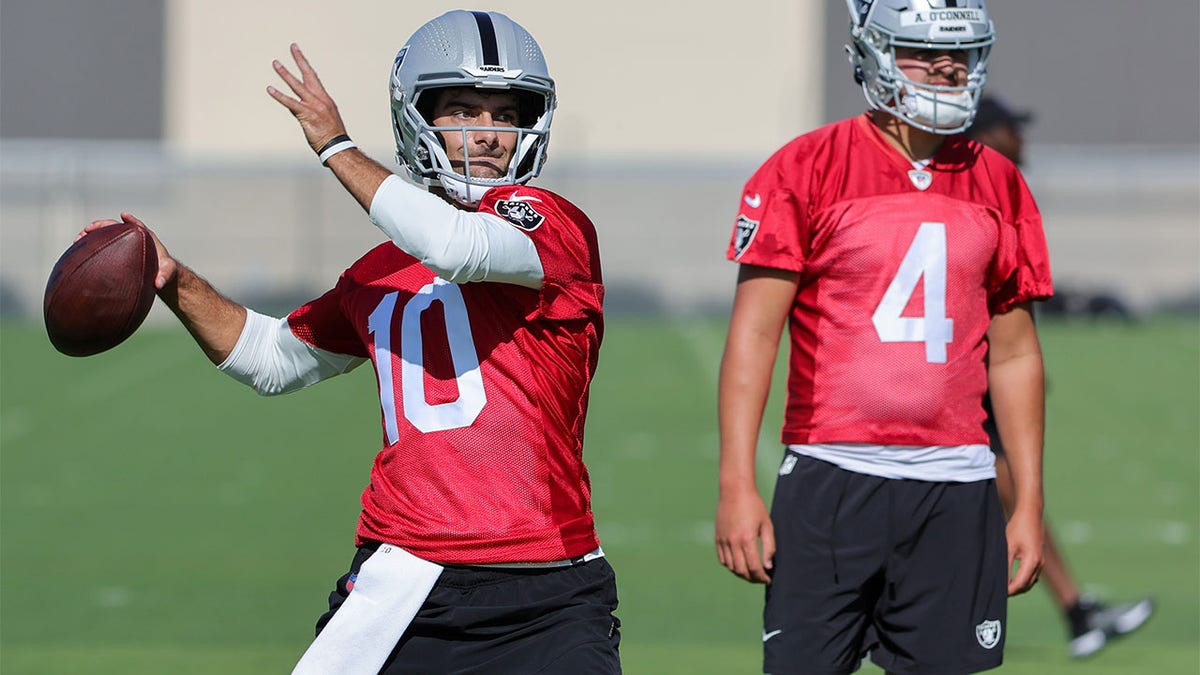 Jimmy Garoppolo finally takes practice field for the Raiders