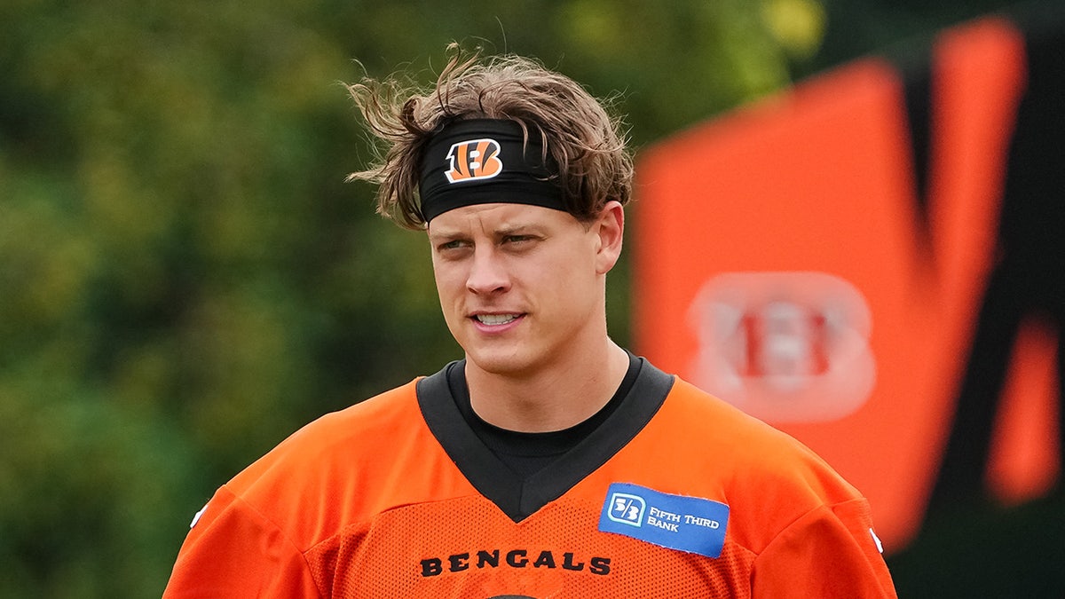 Joe Burrow is active for Bengals' game vs. Rams, throws during warmups