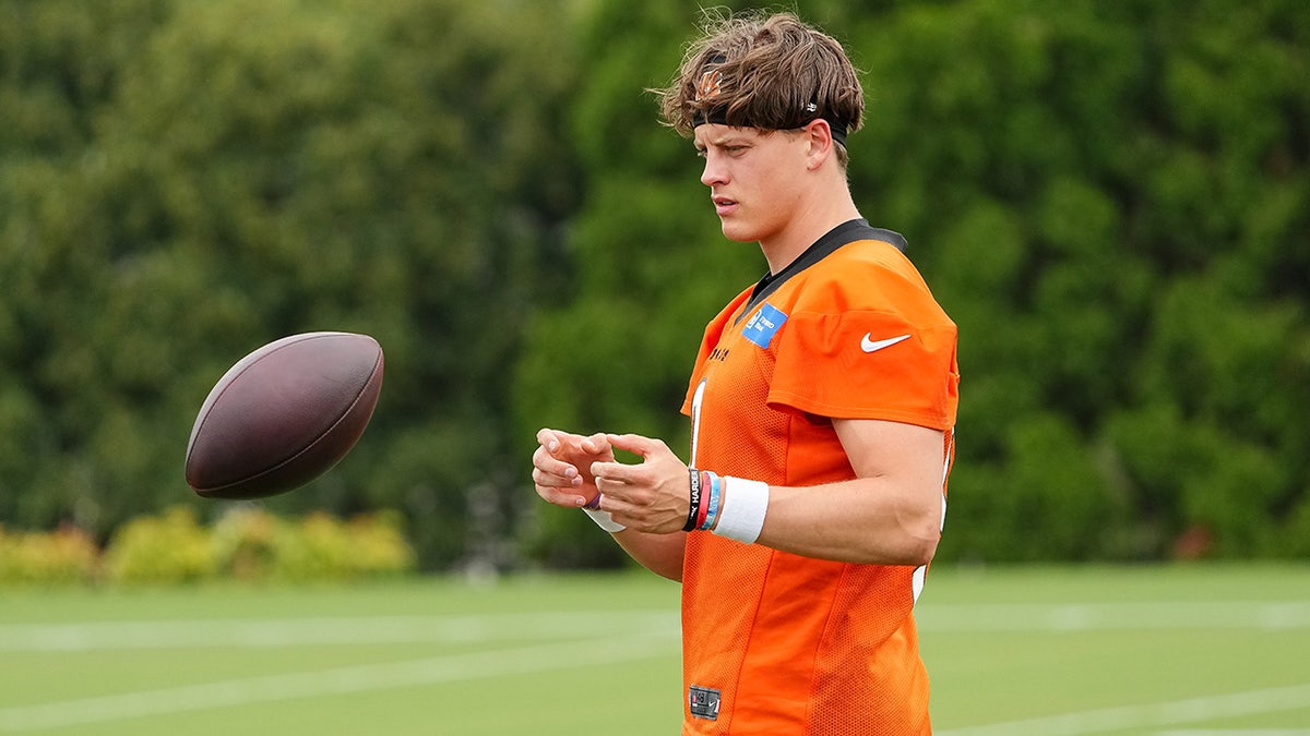 Joe Burrow catches ball