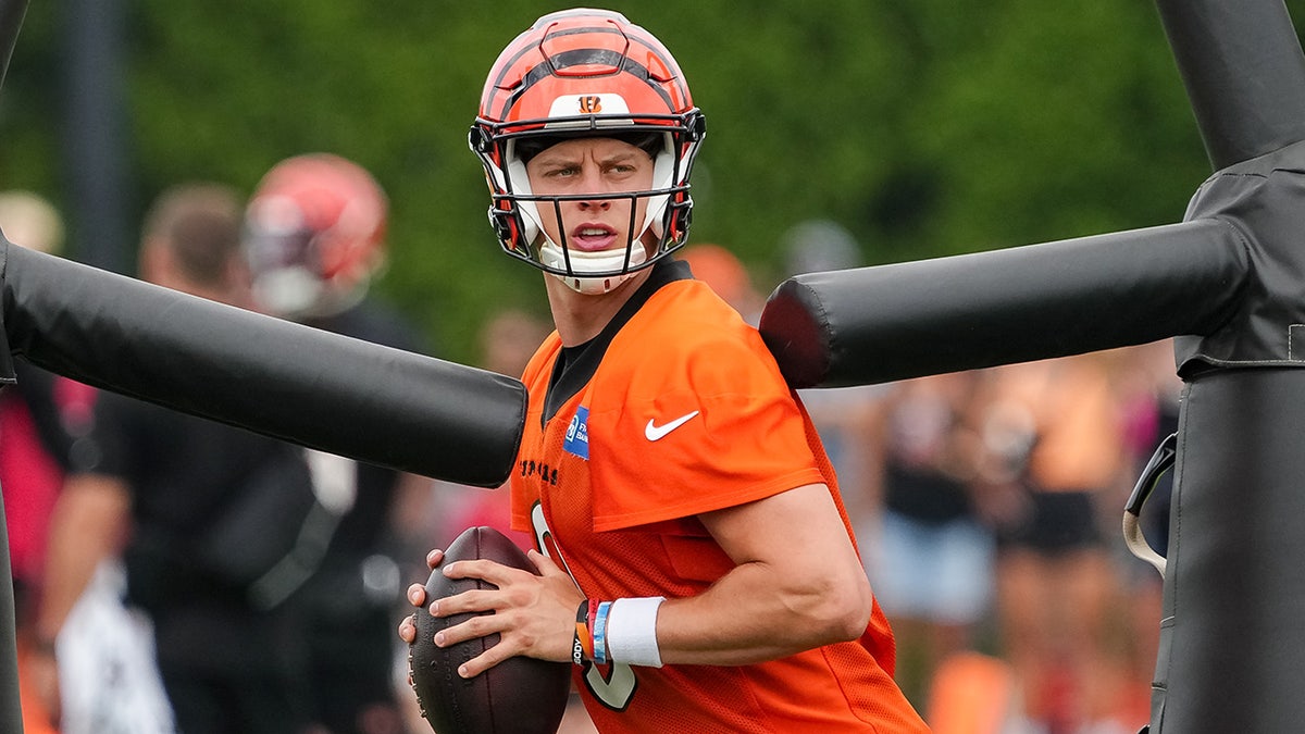 Joe Burrow performs drill