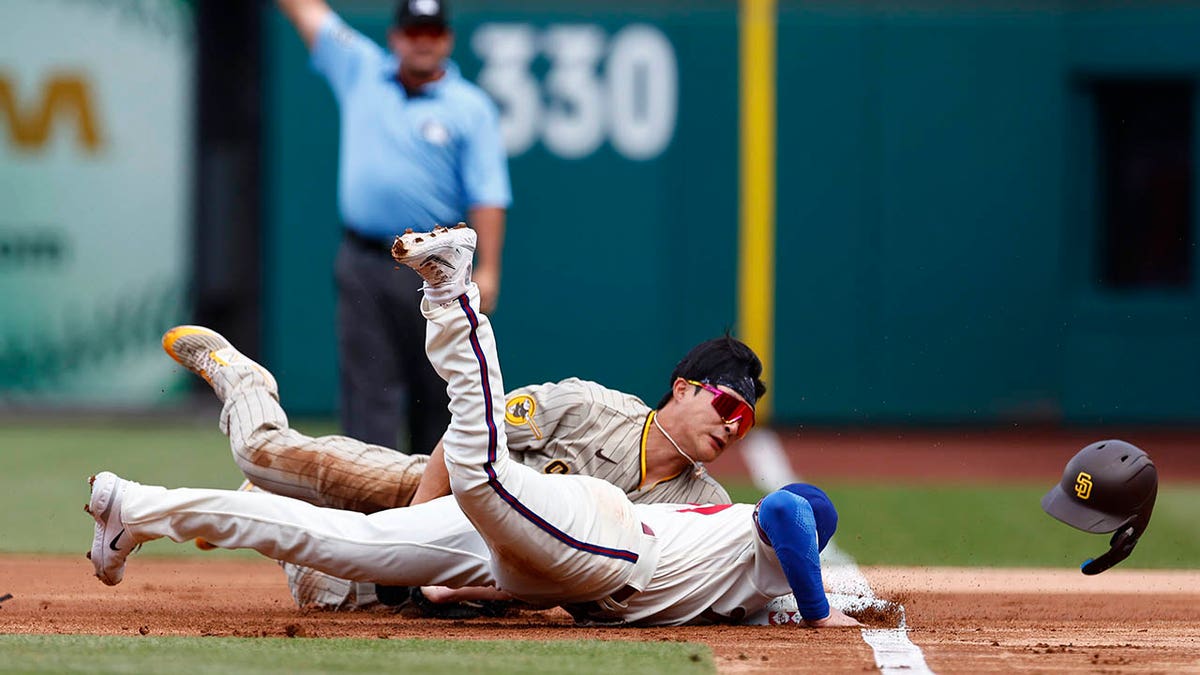 Drew Ellis dives to tag Ha-Seong