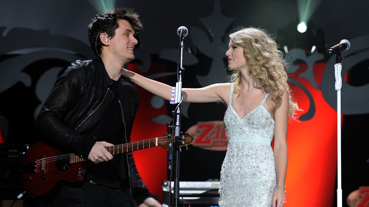 John Mayer and Taylor Swift perform