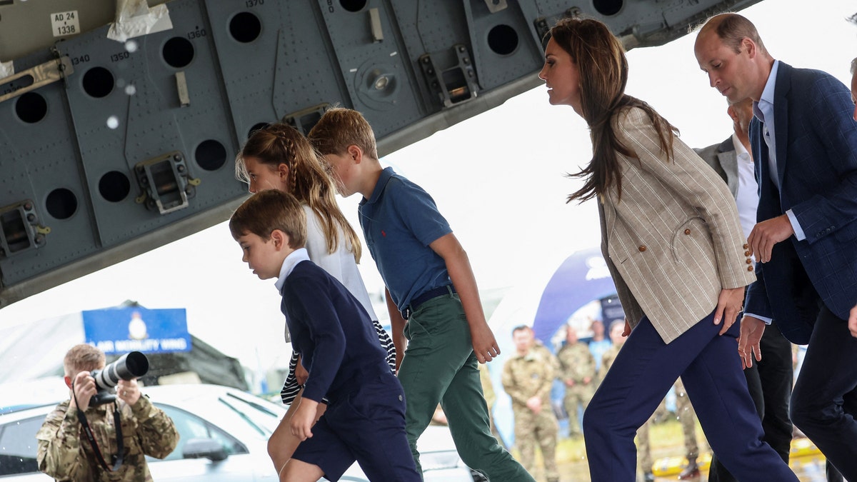 Kate Middleton, Prince William, Princess Charlotte, Prince George, Prince Loius walk on a plane