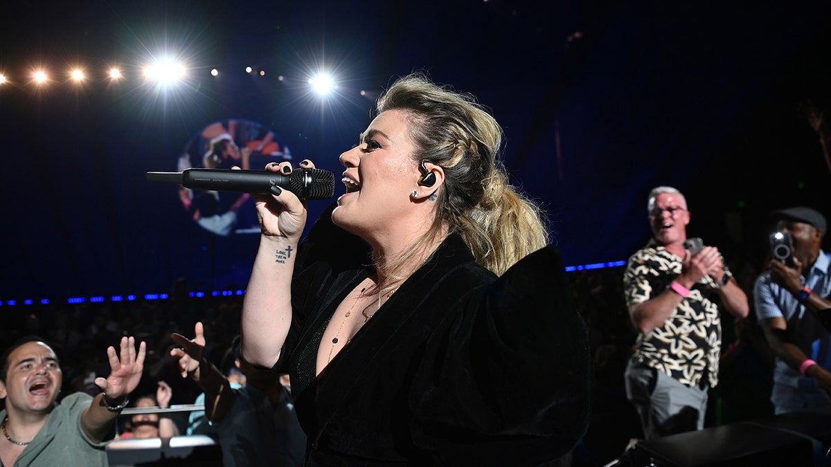 Kelly Clarkson performs in Vegas