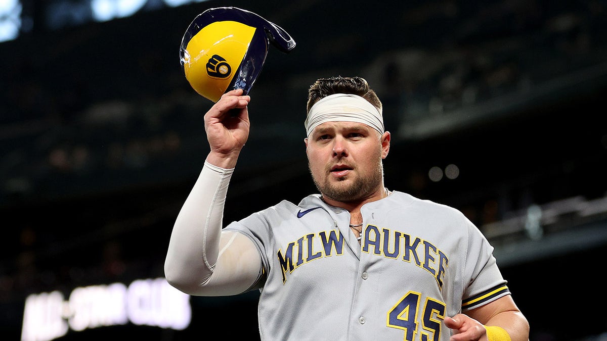 Mets fans demand Luke Voit is called up immediately after epic home run in  'beer league softball' uniform