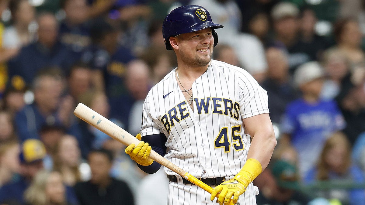 Mets fans demand Luke Voit is called up immediately after epic home run in  'beer league softball' uniform