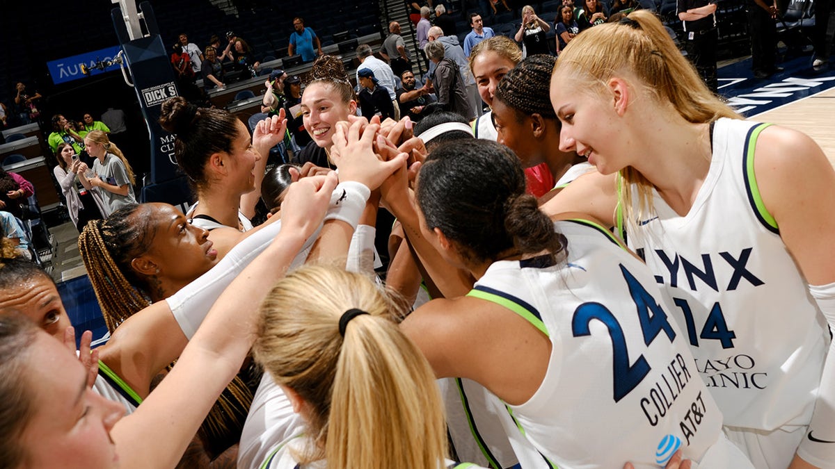 Lynx players huddle up