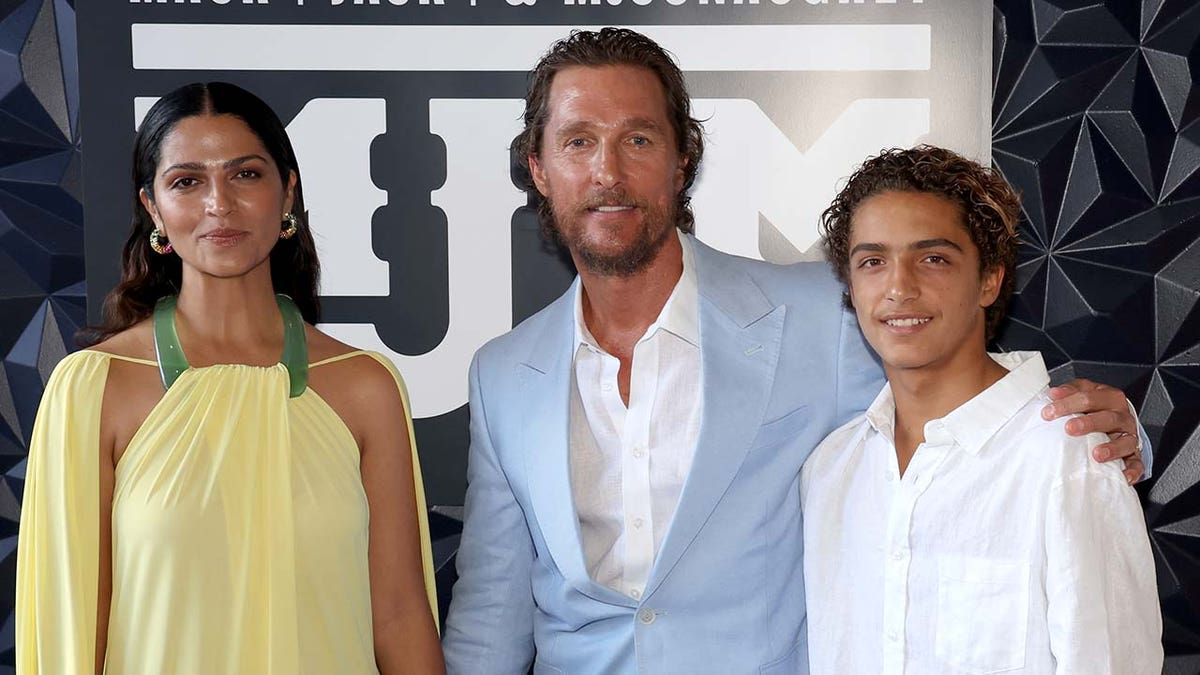 Matthew McConaughey com Camila Alves e seu filho Levi