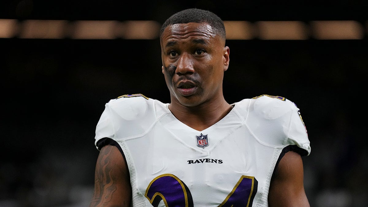 Cornerback Marcus Peters of the Las Vegas Raiders warms up before