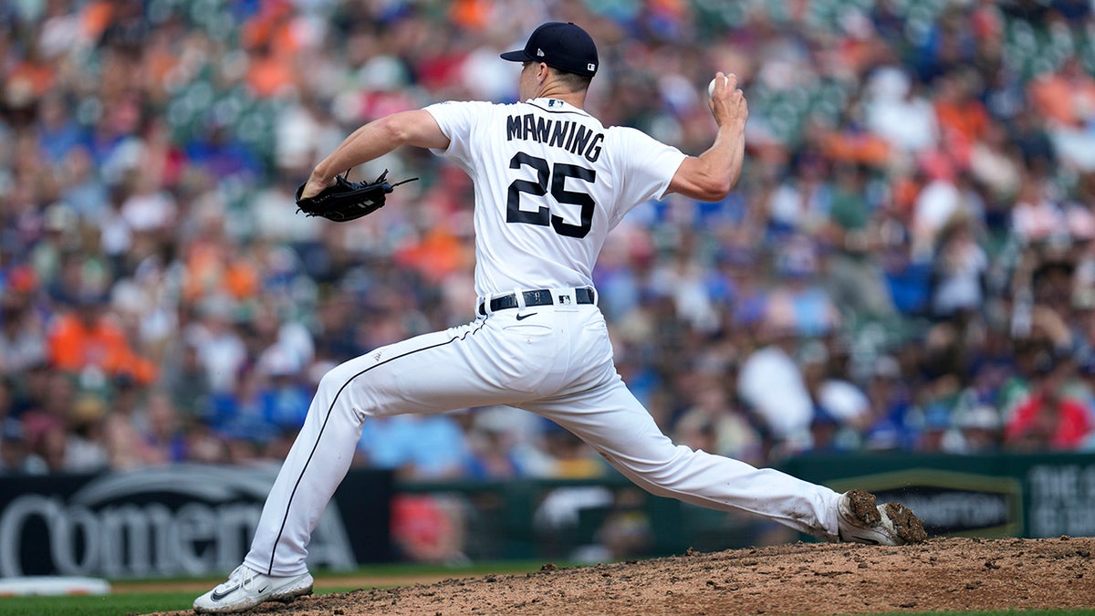 Manning throws third Perfect Game