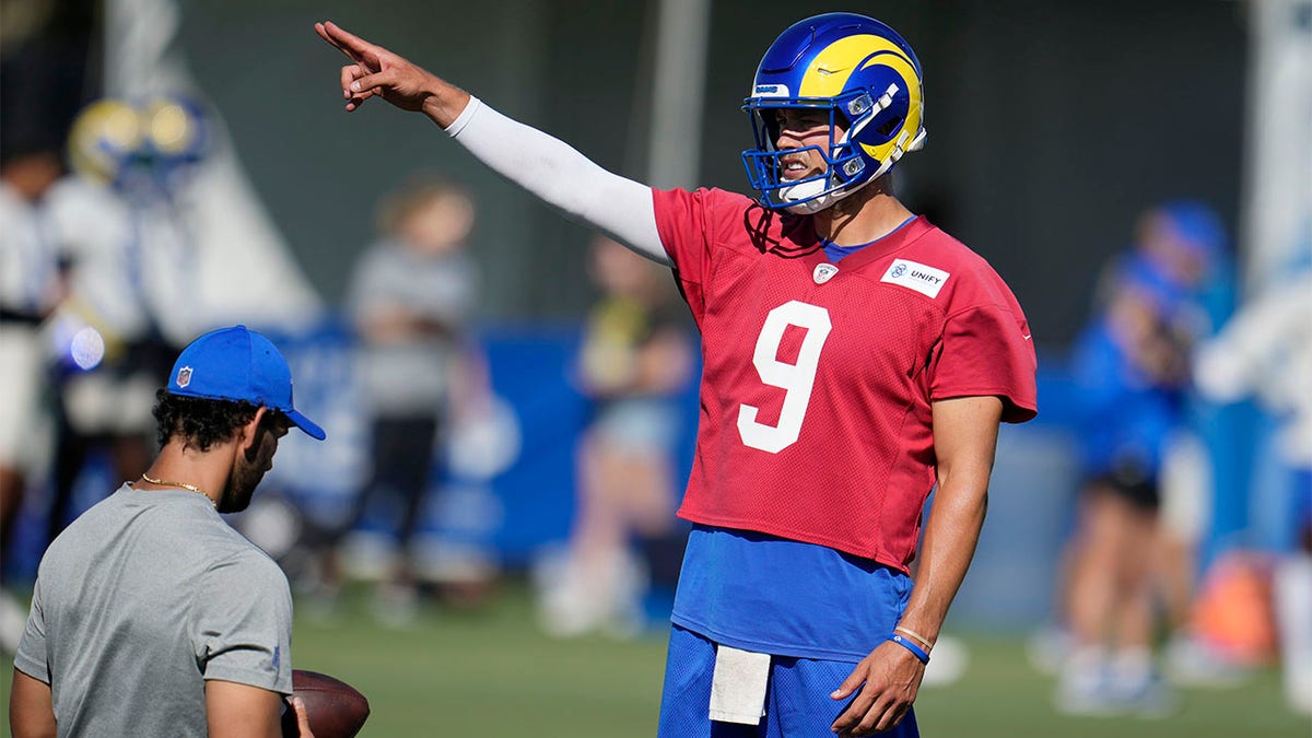 Matthew Stafford signals