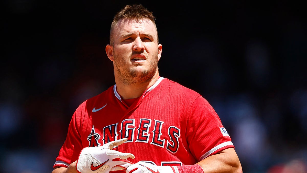 Mike Trout takes disconnected batting gloves