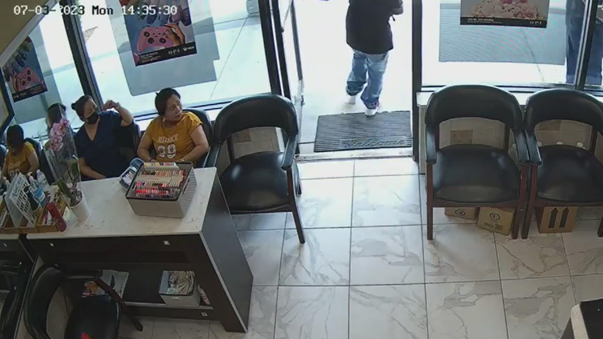 Man takes off after no one responds to his robbery attempt