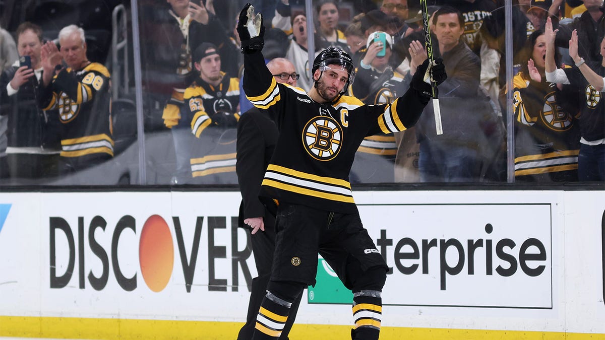 Patrice Bergeron salutes fans