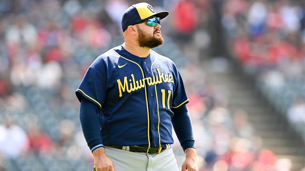 Brewers' Rowdy Tellez to undergo surgery on finger after injuring
