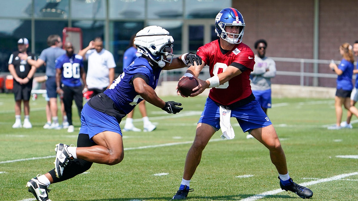 Saquon Barkley receives handoff