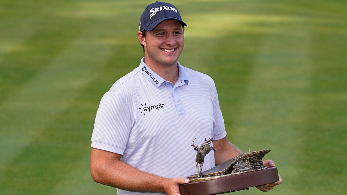 Sepp Straka holds trophy