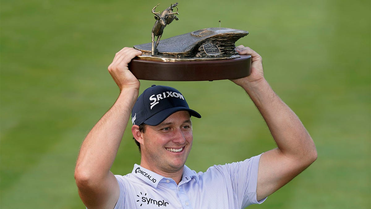 Sepp Straka holds trophy