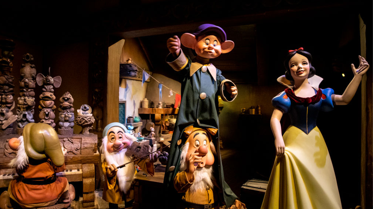 See Rachel Zegler as Snow White with Disney's new 7 dwarfs