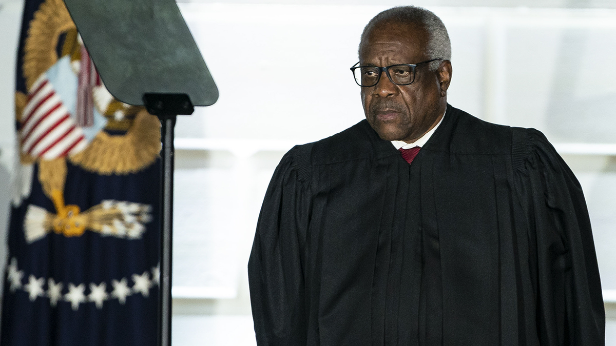 Justice Thomas with teleprompter to his right