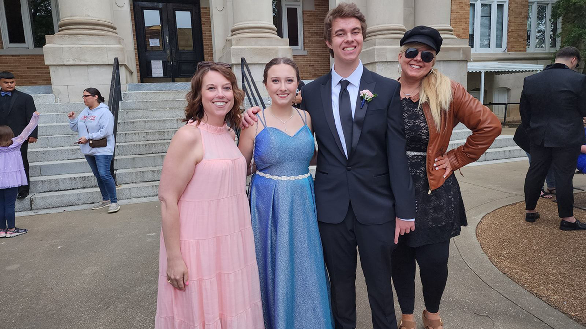 Tatum and Leighton with their moms at prom