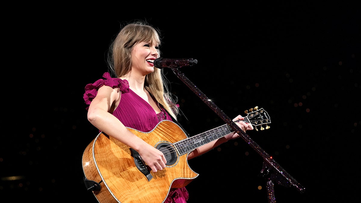 Taylor Swift plays the guitar