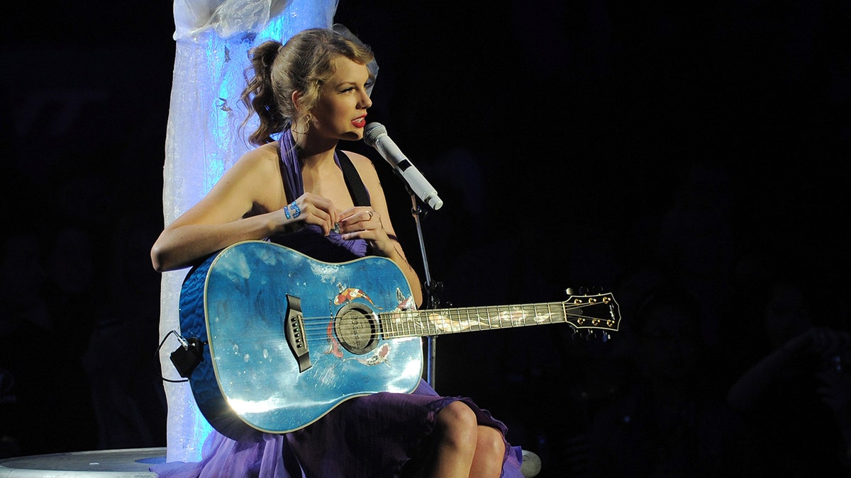 Taylor Swift performs at Speak Now tour