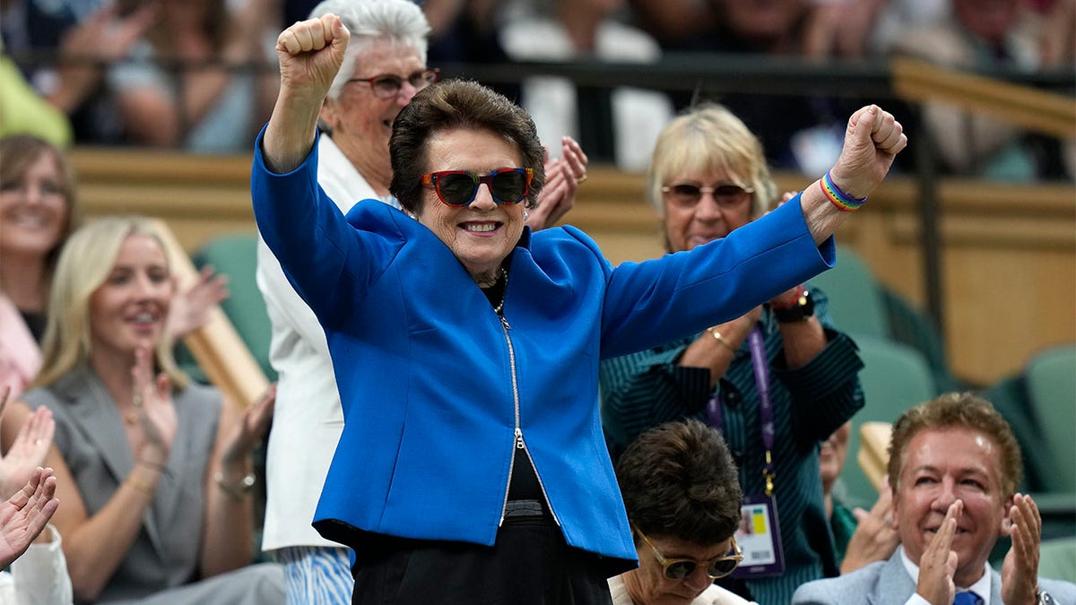 Billie Jean King acknowledges crowd