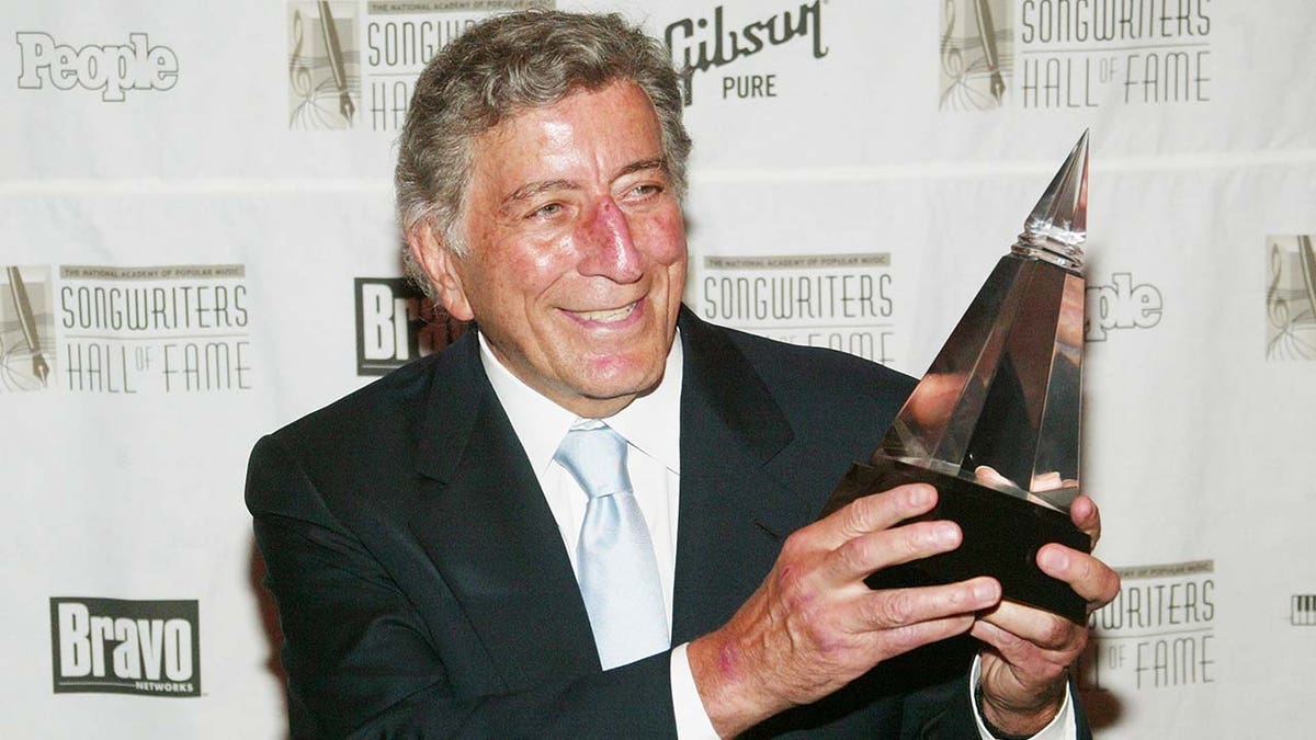 Singer Tony Bennett holding an award